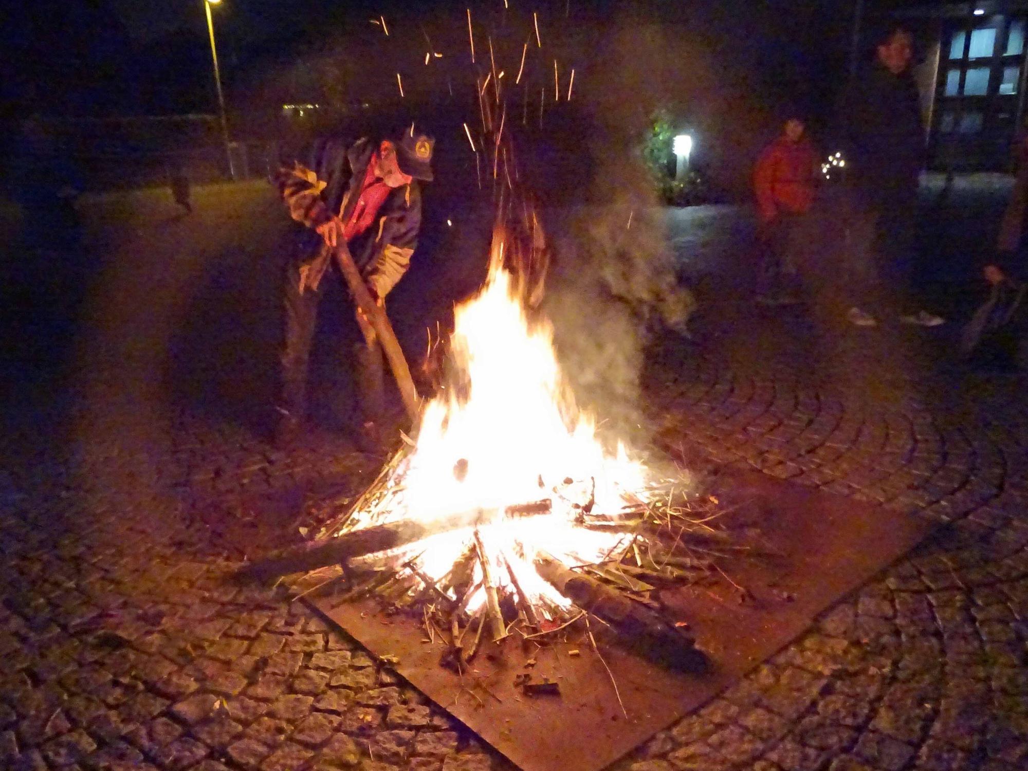 Büttelborn, 15. November 2024: Das Martinsfeuer auf dem Kirchplatz.