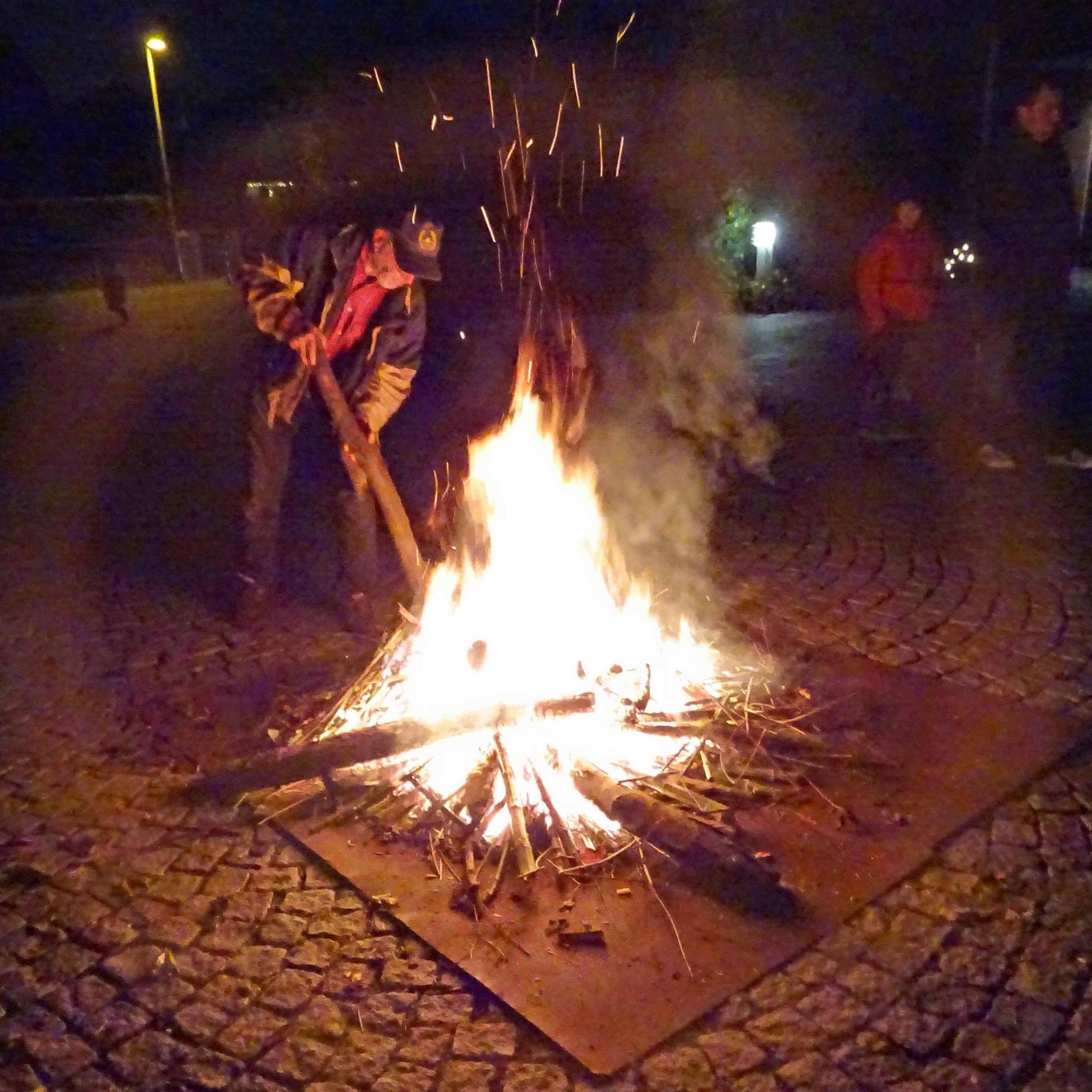 Büttelborn, 15. November 2024: Das Martinsfeuer auf dem Kirchplatz.