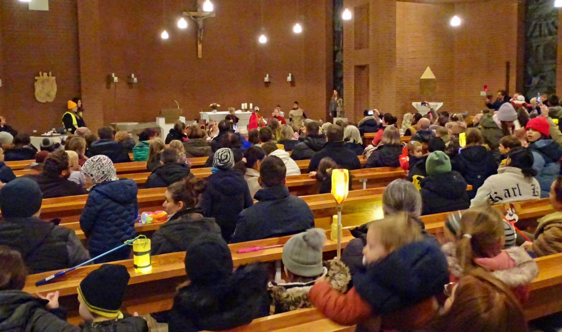 Büttelborn, 15.November 2024: Die Kinder der KITA Regenbogen erzählten vom Hl. Martin. (c) Markus Schenk