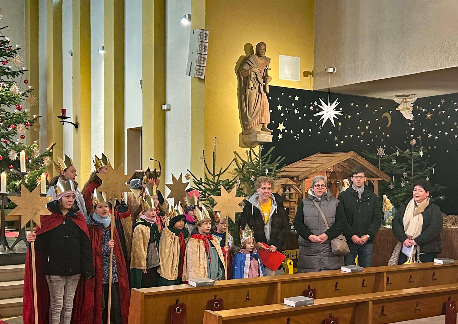 Groß-Gerau, 12. Januar 2025: Sternsinger im Abschlussgottesdienst in St. Walburga. (c) Sylvia Voigt