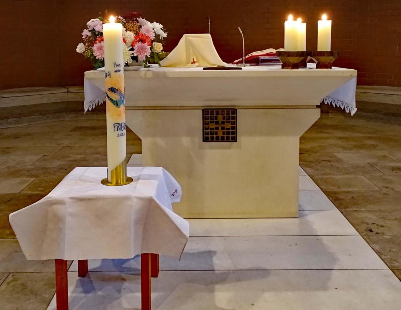 Büttelborn, 26. September 2026: Die Wanderfriedenskerze in der Kirche St. Nikolaus von der Flüe.