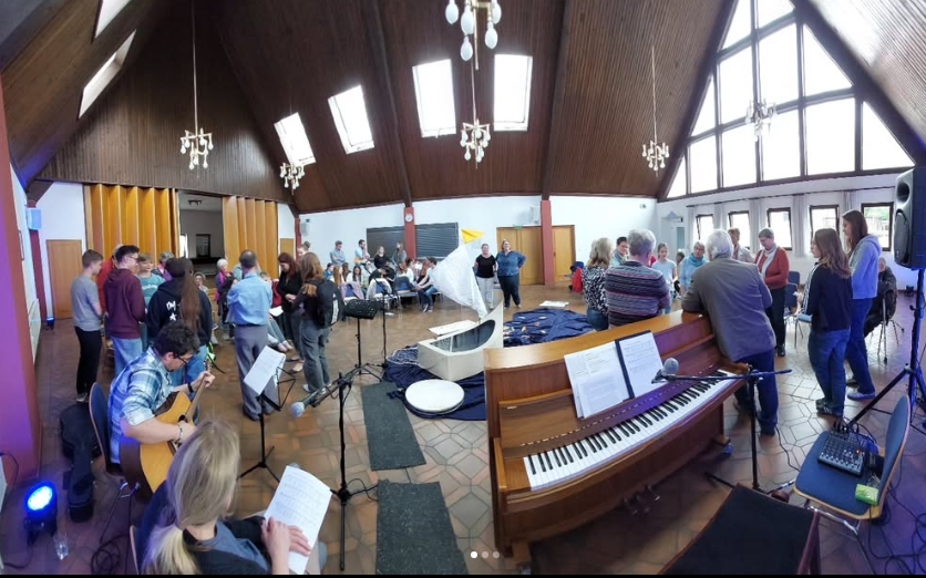 Groß-Gerau, Samstag 17. Mai 2025: WortKlangGottesdienst im Pfarrzentrum. (c) Tobias Sattler