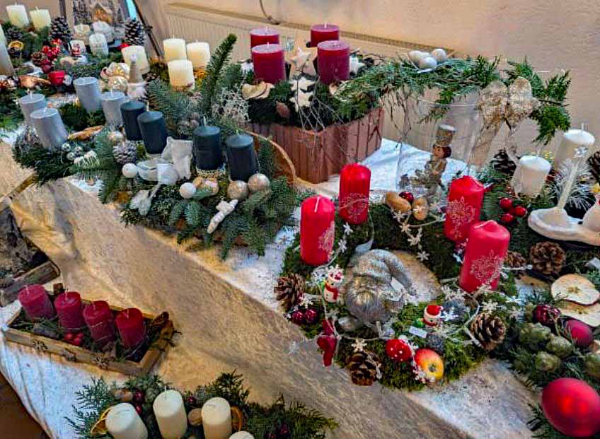 Groß-Gerau, 16. November 2025: Adventskränze und Gestecke erfreuten sich wie in jedem Jahr großer Beliebtheit. (c) Claudia Seiler