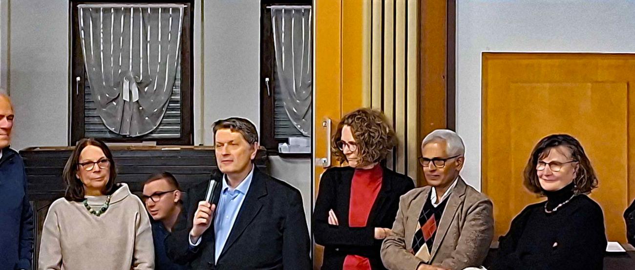 Groß-Gerau, 24. Januar 2026: Das Winzerehepaar Spies und die Hauptamtlichen der Gemeinde St. Walburga.