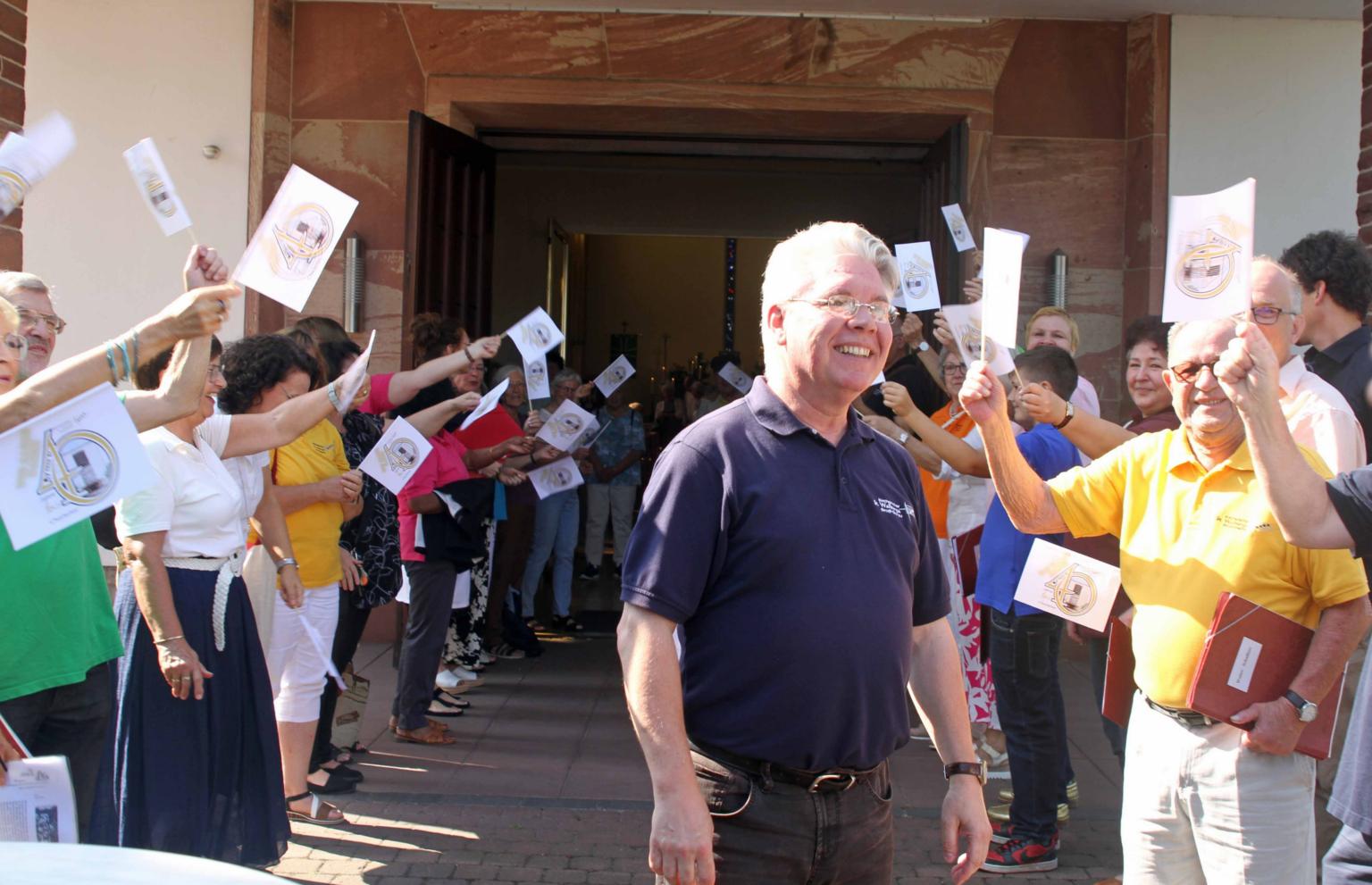 Groß-Gerau, 01 September 2024: Die Chormitglieder gratulieren ihrem Chorleiter nach dem Gottesdienst. (c) Karl-Heinz Joneck