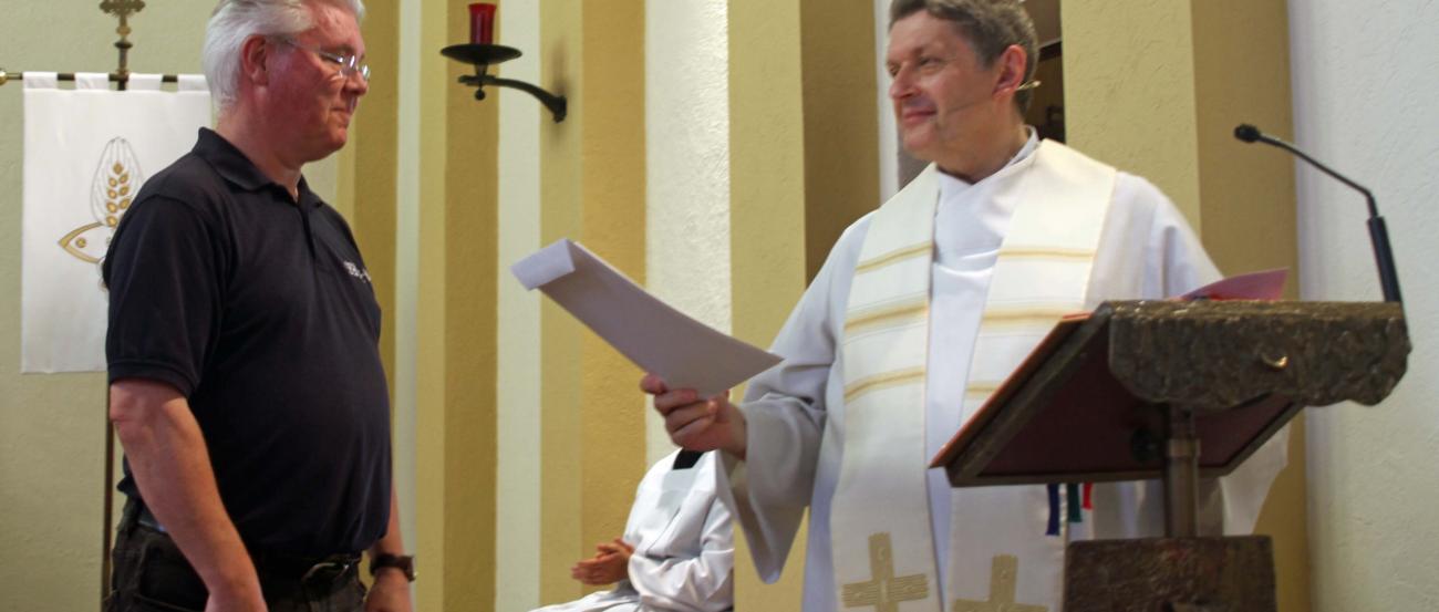 Groß-Gerau, 01 September 2024: Pfarrer Joachim Respondek überreicht die Urkunde des Bistums.