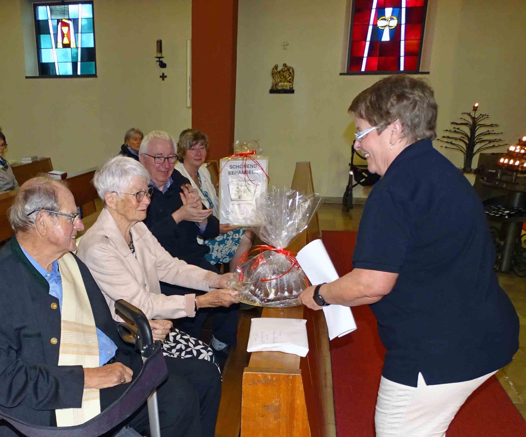 Sylvia Voigt überreicht Geschenke der Pfarrei St. Walburga. (c) Markus Schenk