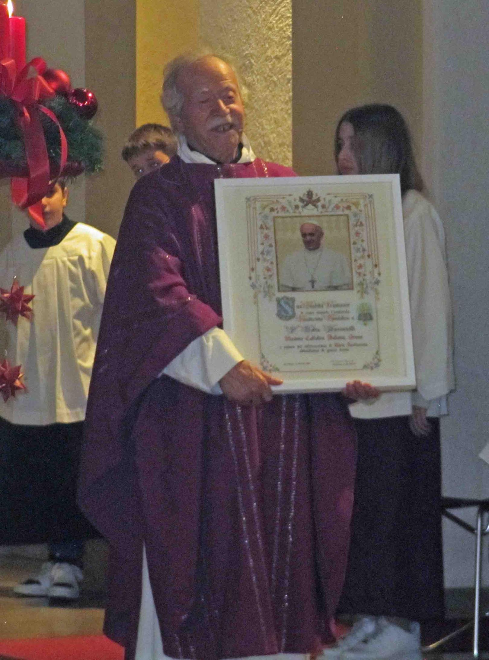 Groß-Gerau, 17. Dezember 2023: Padre Tobia mit der Urkunde des Heiligen Vaters. (c) Markus Schenk