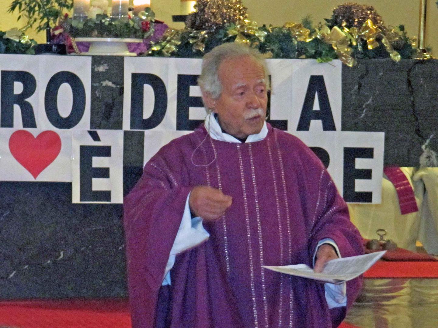 Groß-Gerau, 17. Dezember 2023: Padre Tobia während seiner letzten offiziellen Predigt. (c) Markus Schenk