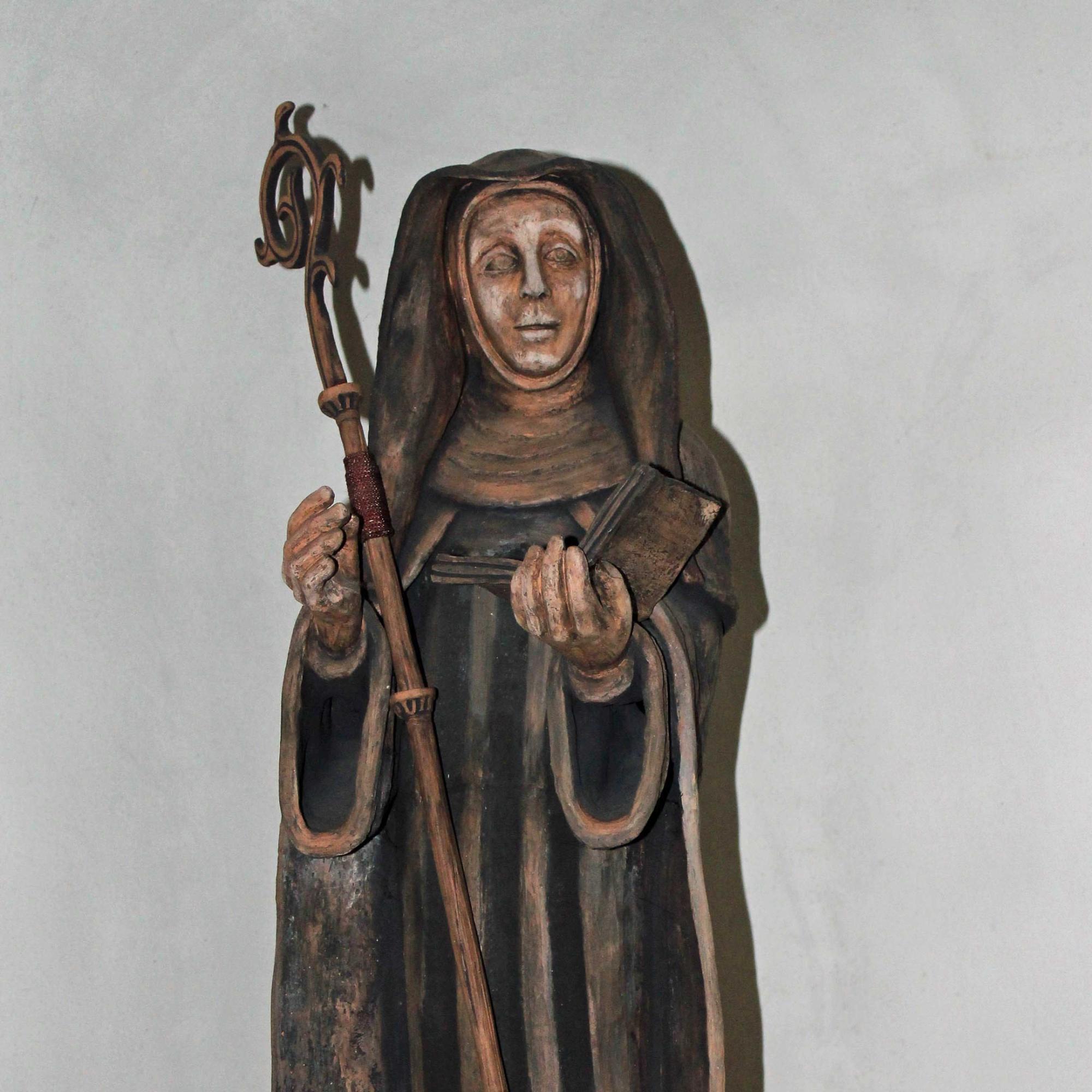 Figur der Hl. Walburga in der Groß-Gerauer Pfarrkirche.