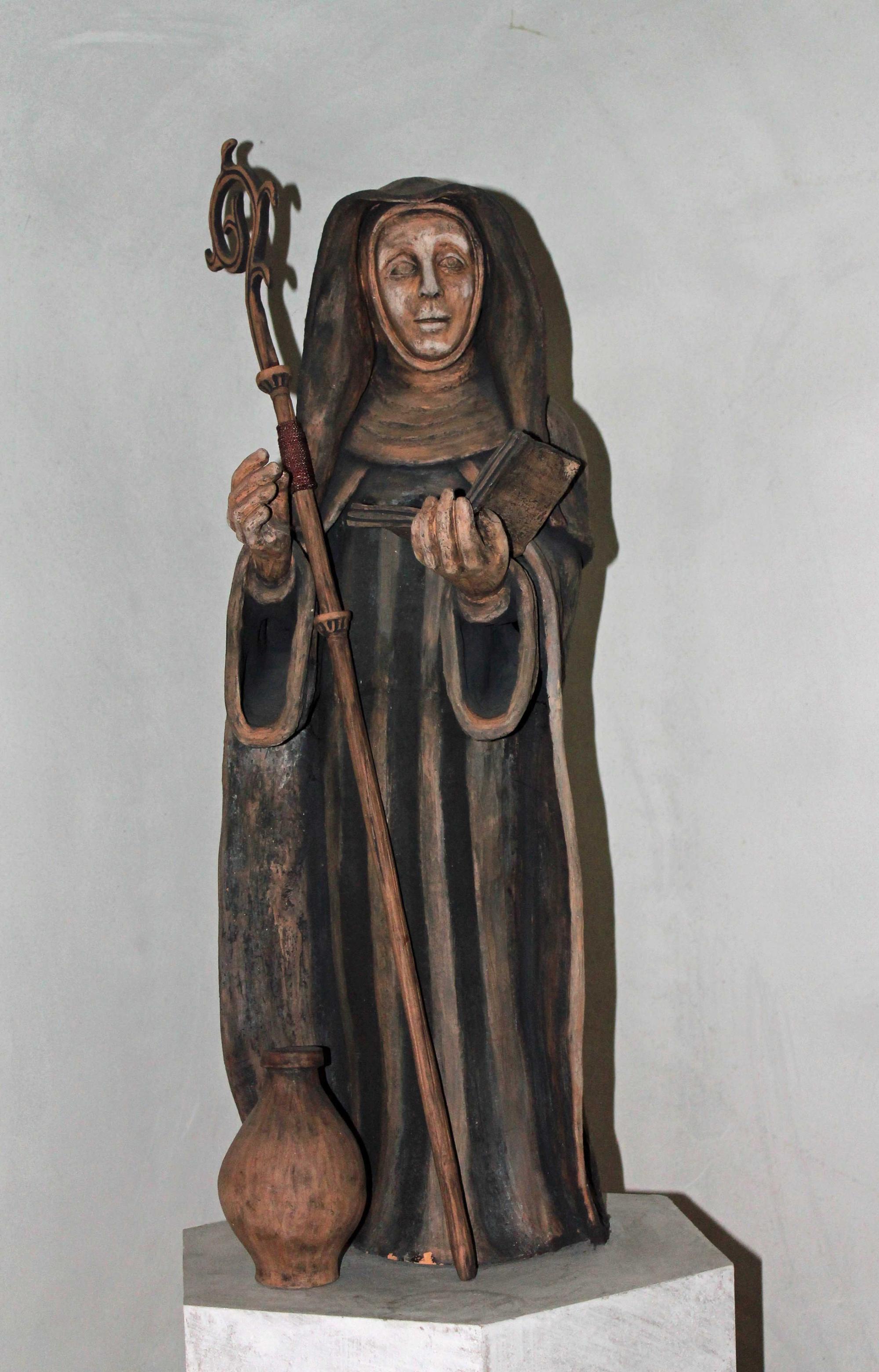 Figur der Hl. Walburga in der Groß-Gerauer Pfarrkirche.