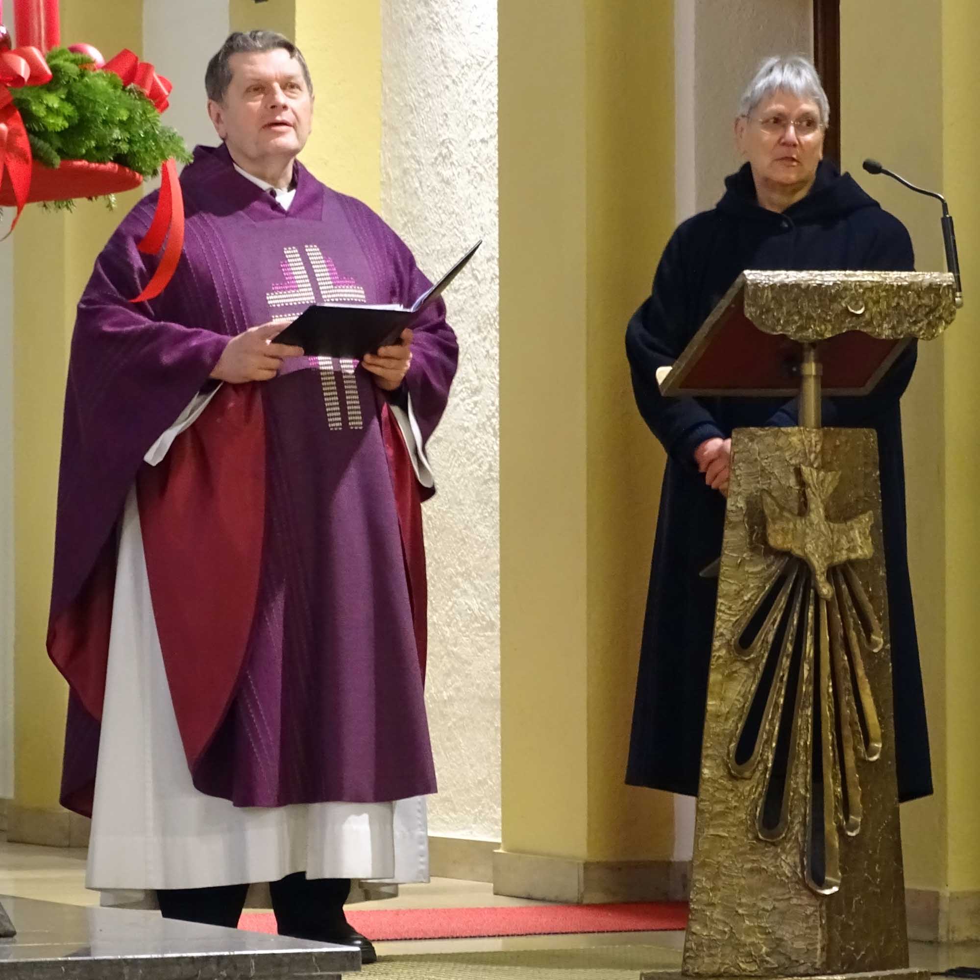 Groß-Gerau, 11. Dezember 2022: Pfarrer Joachim Respondek dankte Irmgard Jahn für ihren langjährigen Dienst. (c) Markus Schenk