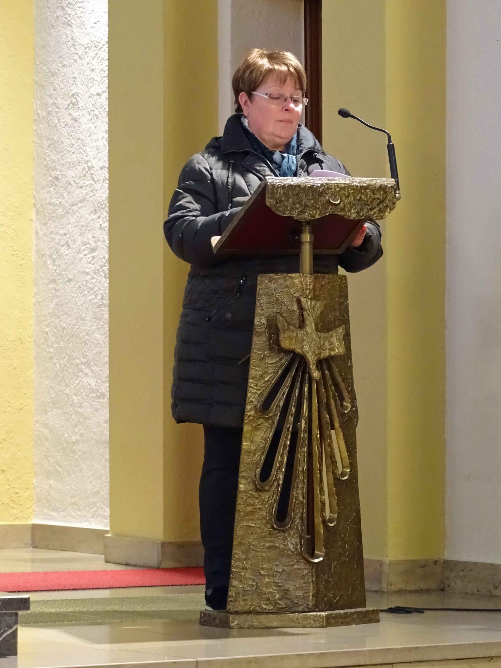 Groß-Gerau, 11. Dezember 2022: Sylvia Voigt (PGR-Vorsitzende St. Walburga) würdigte das Wirken von Irmgard Jahn. (c) Markus Schenk