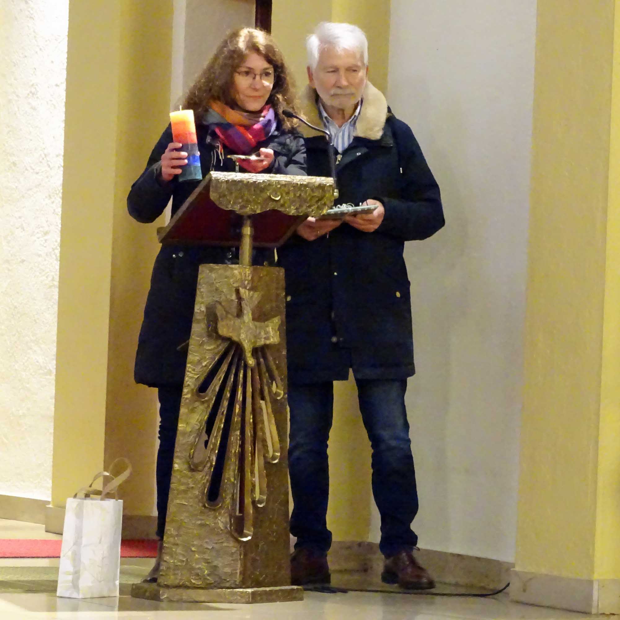 Groß-Gerau, 11. Dezember 2022: Ingrid Reidt (Betriebsseelsorge) und Bruno Schumacher (Kettler-Cardijn-Werk) bei ihrem Grußwort. (c) Markus Schenk