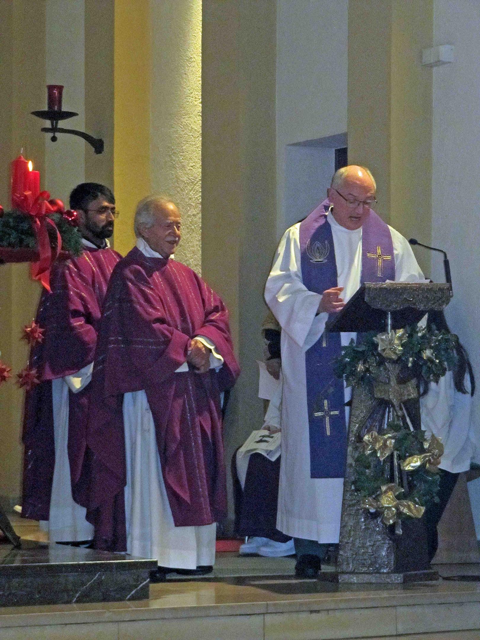 Groß-Gerau, 17. Dezember 2023: Padre Giovanni (links), Padre Tobia, und Pfarrer Christof Mulach. (c) Markus Schenk
