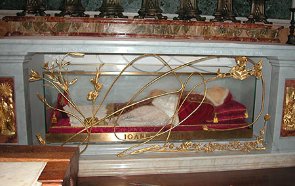 Johannes_XXIII. - Johannes' Glassarg in einer Seitenkapelle des Petersdoms in Rom (c) Joachim Schäfer - Ökumenisches Heiligenlexikon