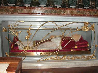 Johannes_XXIII. - Johannes' Glassarg in einer Seitenkapelle des Petersdoms in Rom