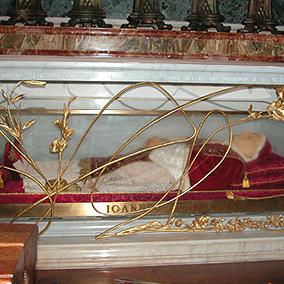 Johannes_XXIII. - Johannes' Glassarg in einer Seitenkapelle des Petersdoms in Rom