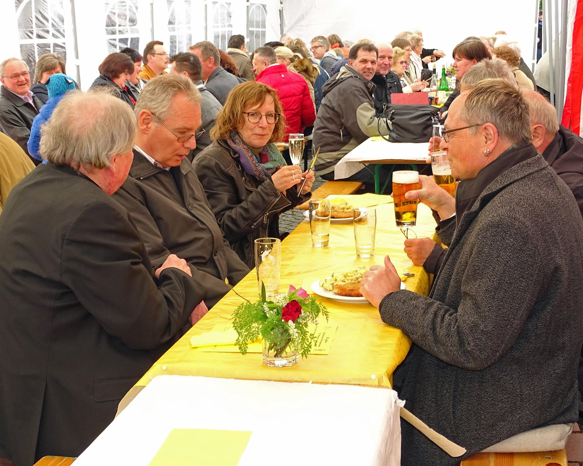 05-Büttelborn, 24. April 2016: Trotz niedrige Temperaturen herrschte bei den Gästen eine gute Stimmung.