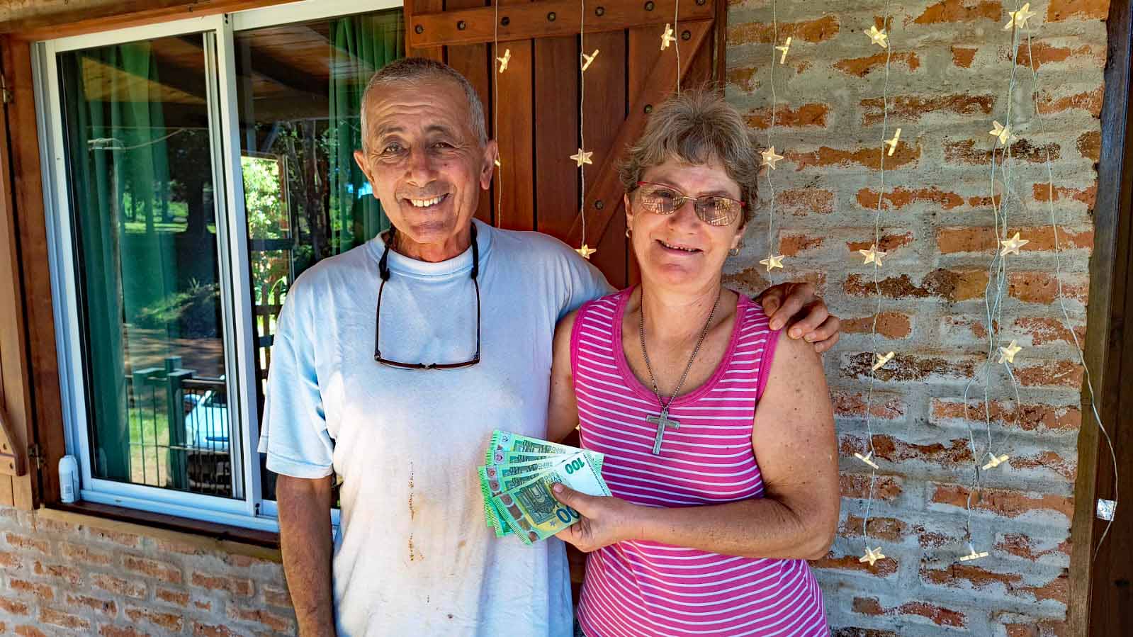 Oberá, 23. Dezember 2024: Barbara Weber Mansilla und ihr Mann Alberto Mansilla freuen sich über die Spende aus Büttelborn. (c) Klaus Trost