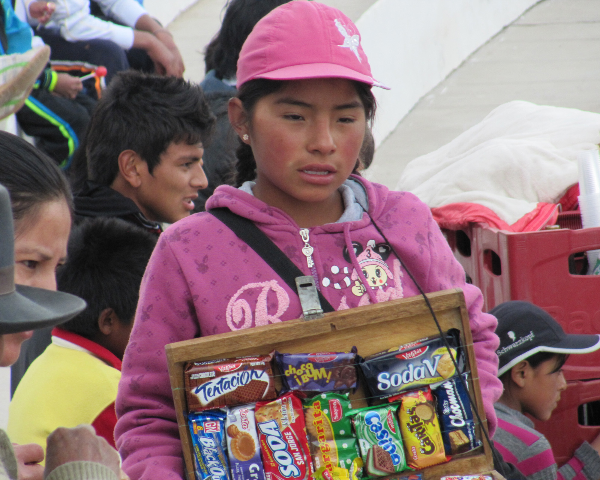 Kind in Puquio (Peru) in der Prälatur von Caravelí, dass durch Arbeit zum Familieneinkommen beitragen muss. (c) Markus Schenk