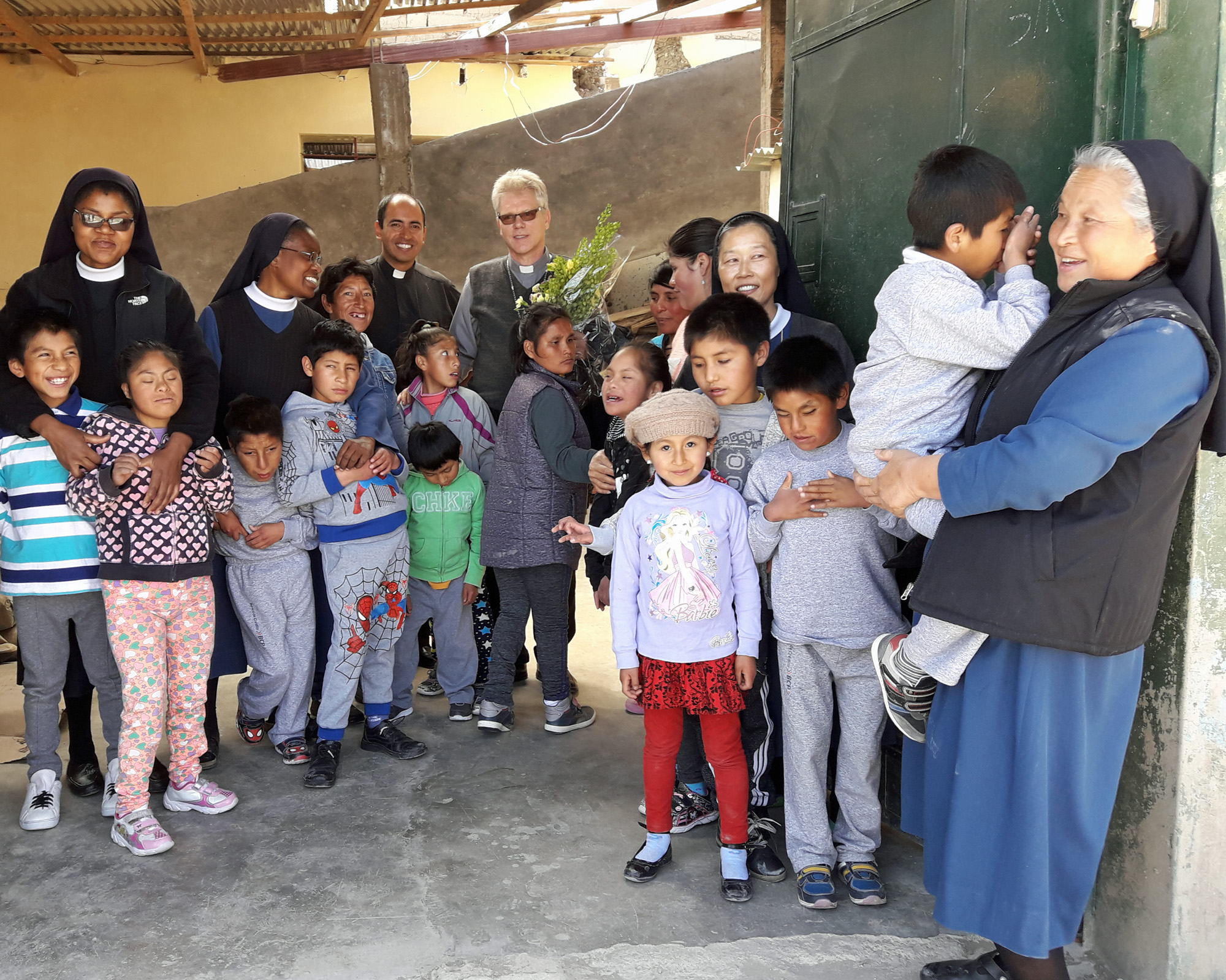 Bischof Reinold Nann bei einem Besuch im Haus für behinderte Kinder in Puquio. (c) Schwester Katharina (Puquio)