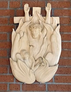 Dreifaltigkeits-Skulptur der Künstlerin Marianne Haas in der Büttelborner Pfarrkirche St. Nikolaus von der Flüe. (c) Markus Schenk