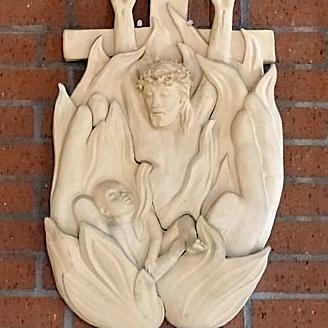 Dreifaltigkeits-Skulptur der Künstlerin Marianne Haas in der Büttelborner Pfarrkirche St. Nikolaus von der Flüe.