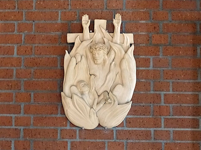 Dreifaltigkeits-Skulptur in der Büttelborner Pfarrkirche St. Nikolaus von der Flüe. Ein Werk der Künstlerin Marianne Haas, die auch zahlreiche andere Werke für diese Kirche gefertigt hat.