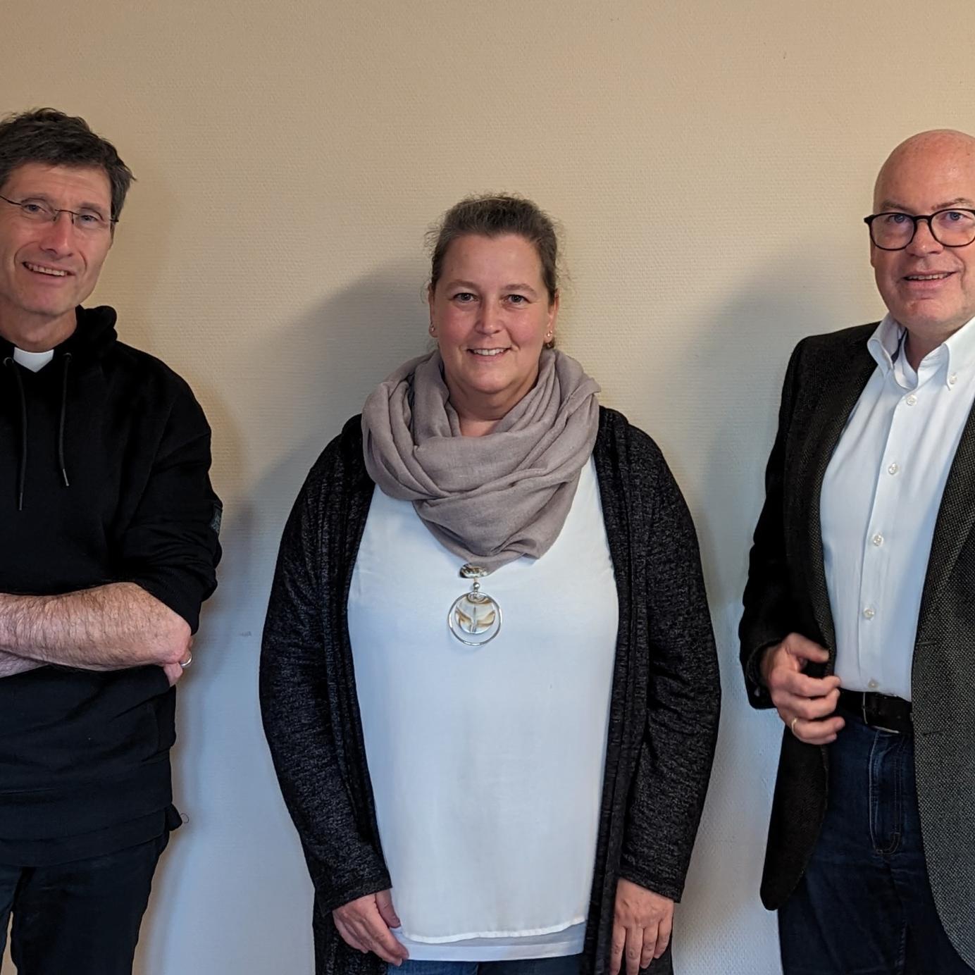 Das Leitungsteam der neuen katholischen Pfarrei Wetterau-Nord: leitender Pfarrer Tobias Roßbach (links), Verwaltungsleiterin Monika Kaiser (Mitte) und Pastoralraumkoordinator Christoph Theobald (rechts)