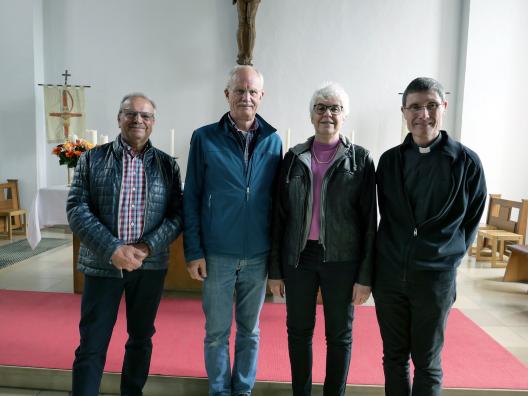 (V. l.) Peter Schill, Dietmar Schmuckat und Barbara Oehms-Harder wurden von Pfarrer Roßbach am Sonntag aus ihren Ämtern in Pfarrgemeinderat und Verwaltungsrat von St. Gottfried verabschiedet.