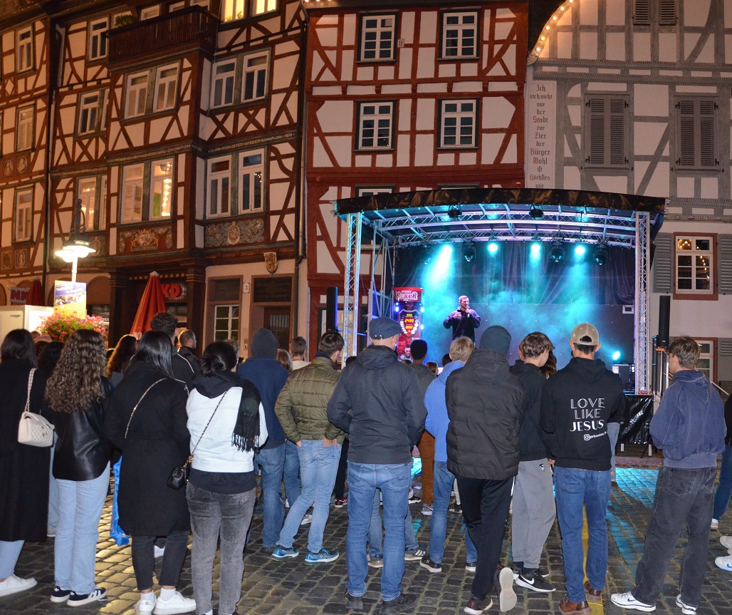 Der Rapper Lorenzo di Martino bot bei der Youth Night ein Konzert für die Jugendlichen. (c) Stefanie Rieck