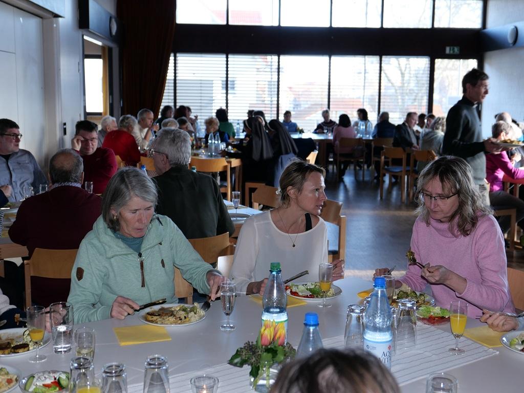 Viele Ehrenamtliche aus St. Gottfried waren zum gemeinsamen Essen und Zusammensein ins Gemeindehaus gekommen.