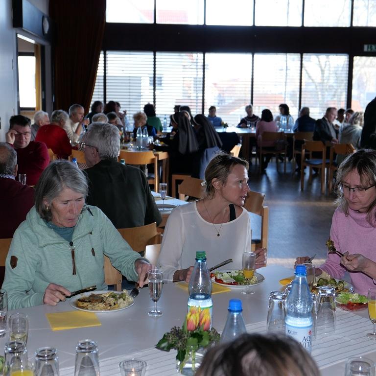 Viele Ehrenamtliche aus St. Gottfried waren zum gemeinsamen Essen und Zusammensein ins Gemeindehaus gekommen.