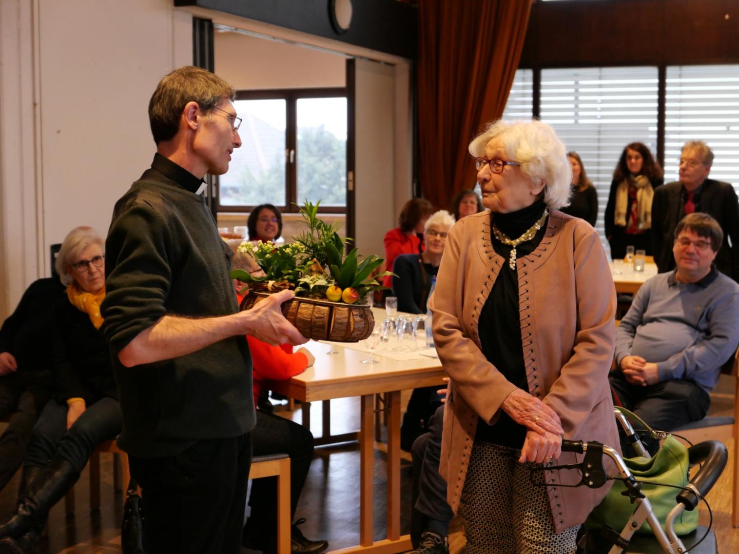 Für ihr langes und intensives Engagement als Lektorin und Kommunionhelferin dankte Pfarrer Roßbach Elisabeth Helfert. (c) Andrea Kipp