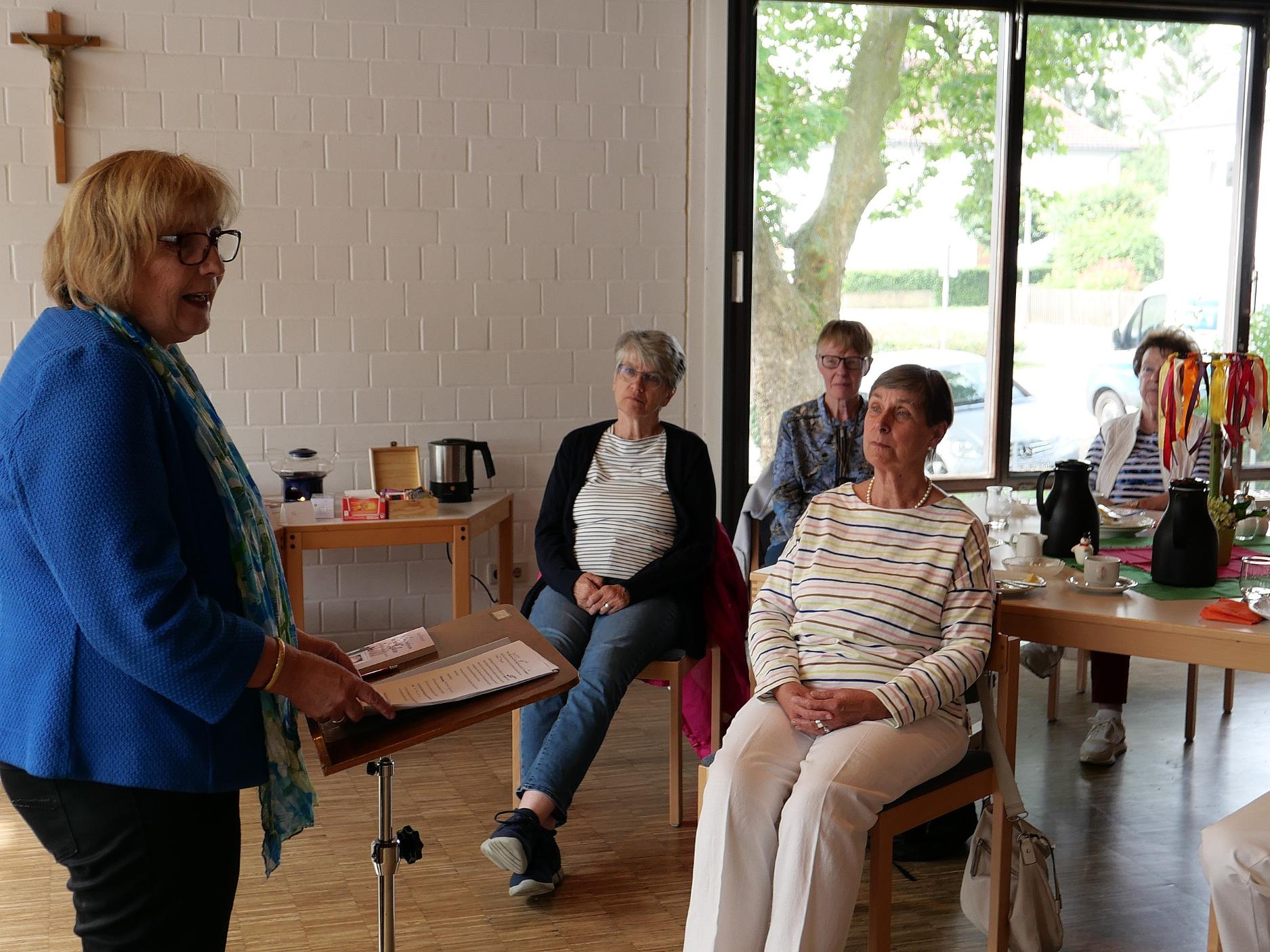 Anne-Ruth Meiß (l.) ermutigte die Teilnehmerinnen beim Frauenfrühstück in St. Gottfried, sich auf die Suche nach dem persönlichen Glück zu machen. (c) Andrea Kipp
