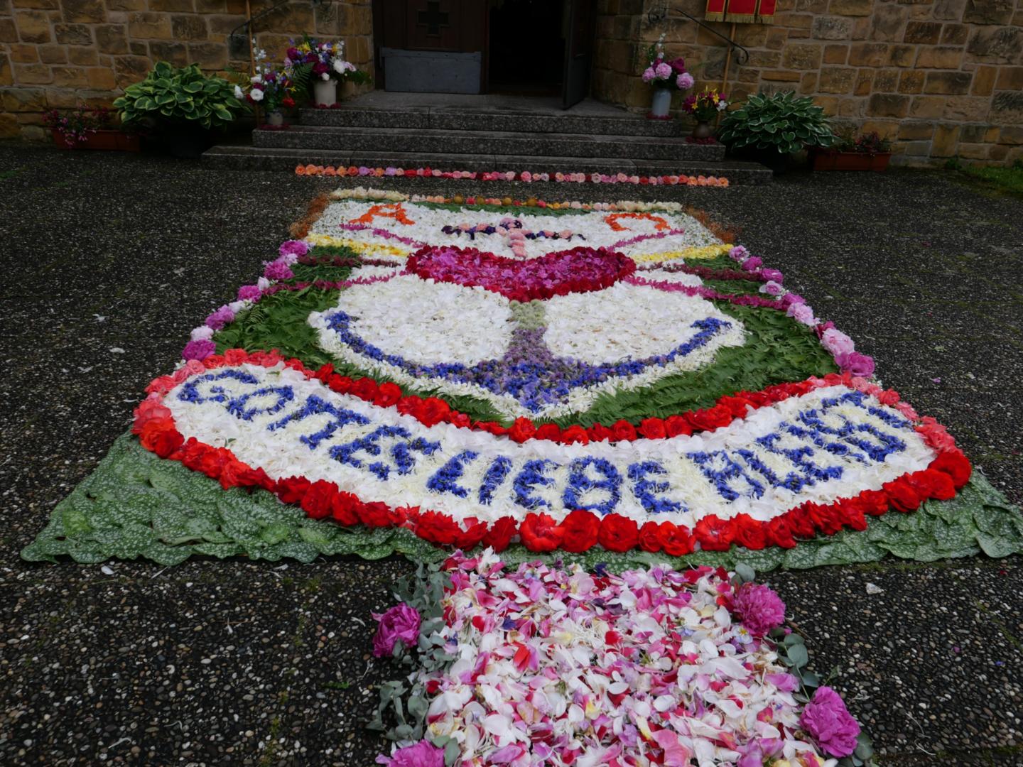 Der Blumenteppich wurde von Gemeindemitgliedern aus Fauerbach gestaltet. (c) Andrea Kipp