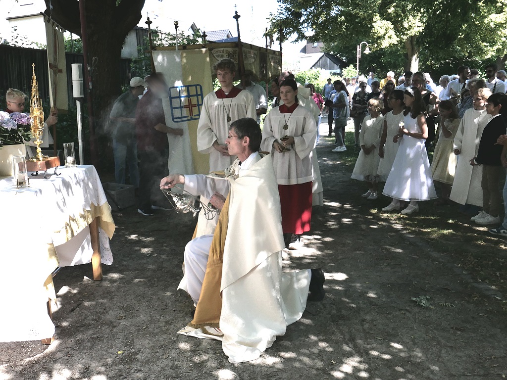 Ein kleiner Altar im Lahntorpark war das Ziel der Prozession. (c) Andrea Kipp
