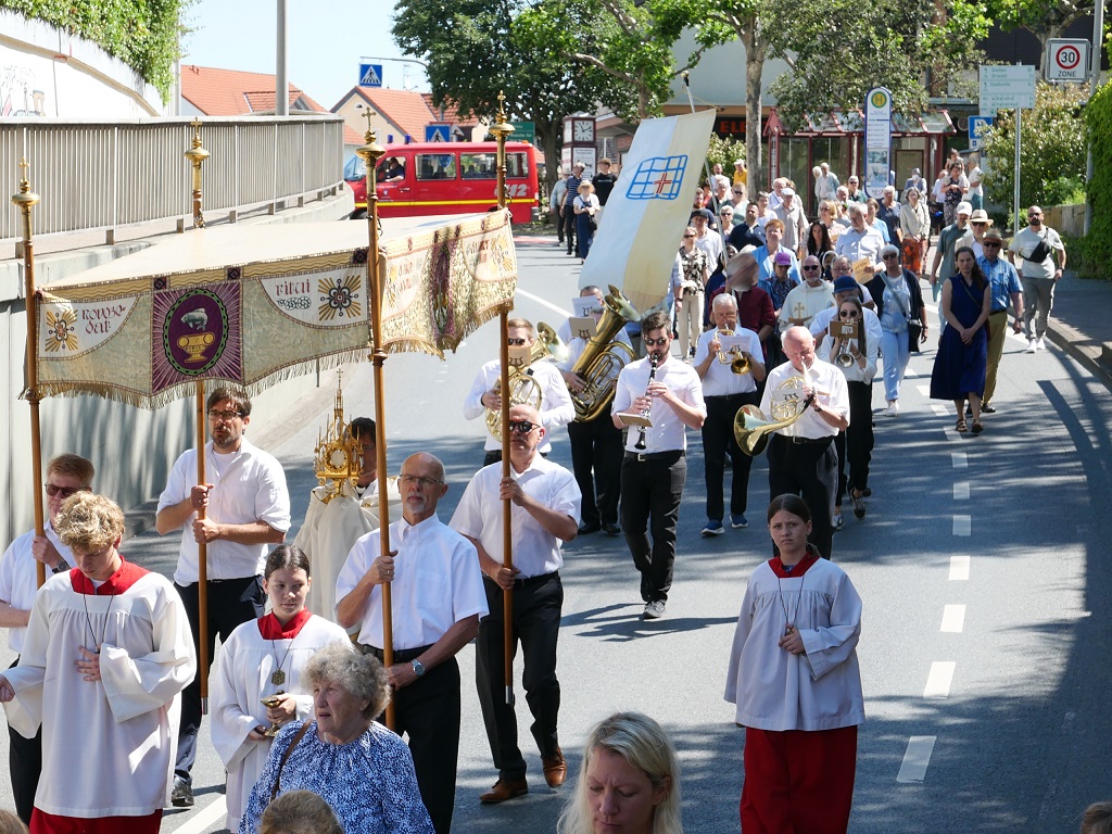 Über die Kleeberger Straße zum Lahntorpark und zurück zur Kirche führte in diesem Jahr die Fronleichnamsprozession der Gemeinde Sankt Gottfried. (c) Andrea Kipp