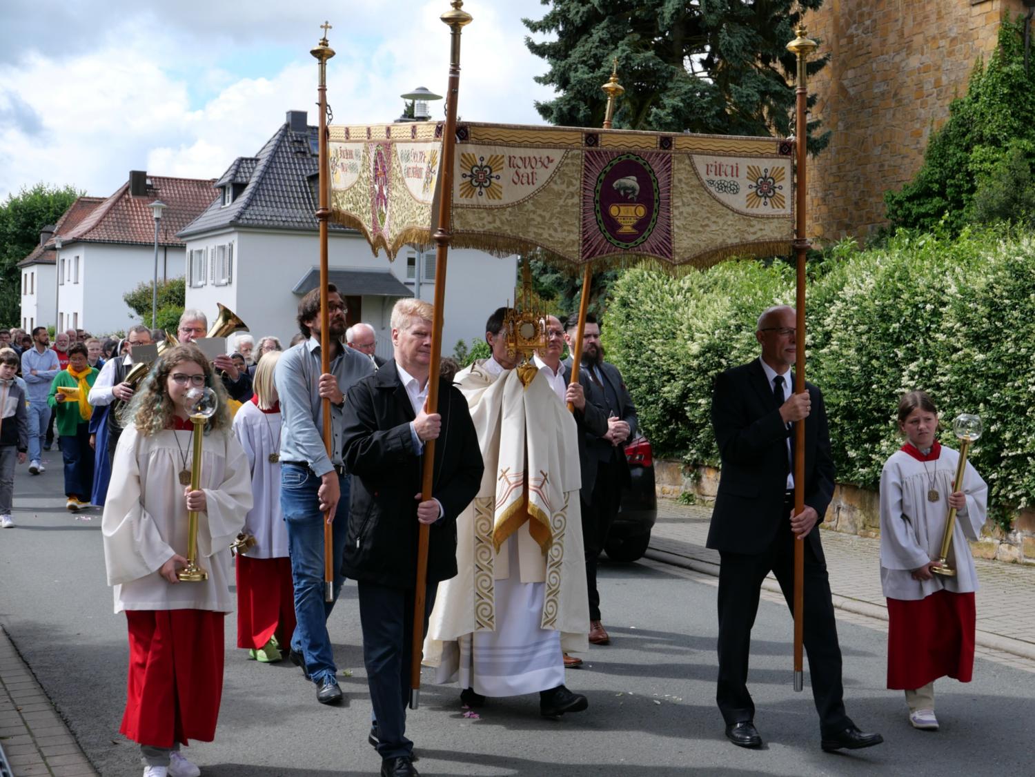Über die Straßen rund um die Kirche führte die verkürzte Prozession der Gemeinde St. Gottfried. (c) Andrea Kipp