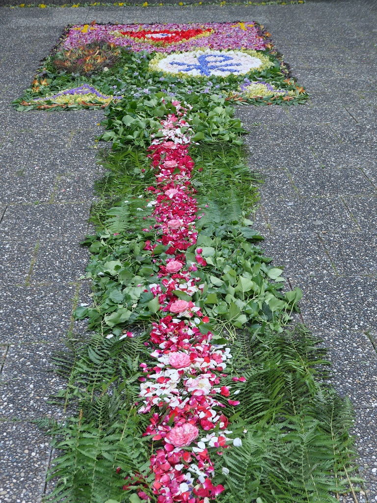 Einen Teppich aus Blüten und Blättern hatten Gemeindemitglieder vor dem Kircheneingang gelegt. (c) Andrea Kipp