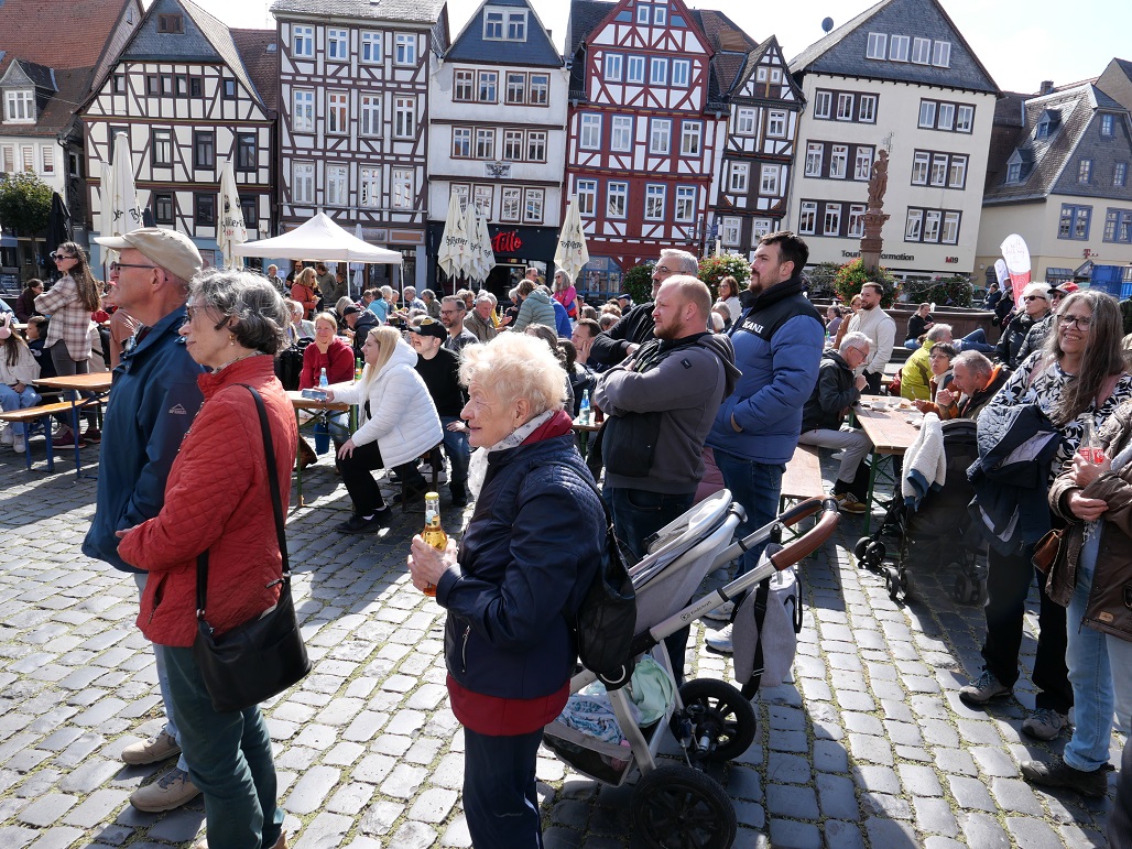 Gut besucht war das ökumenische Fest „Kirche am Markt“ auf dem Butzbacher Marktplatz. (c) Helmut Kipp