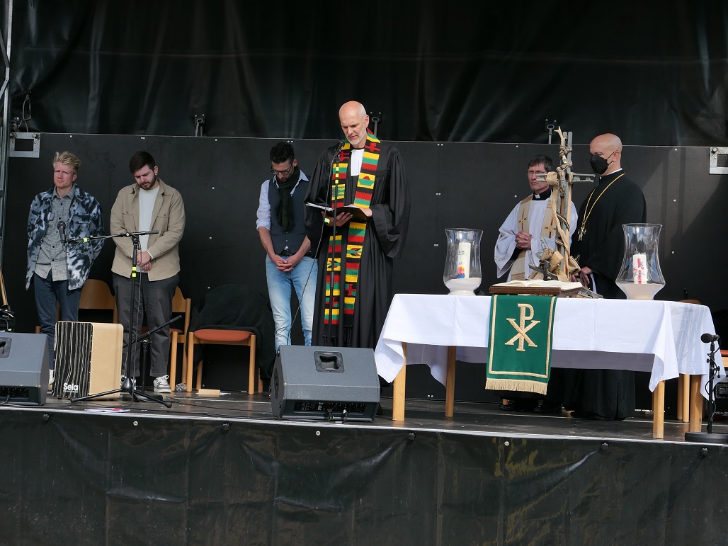 Seelsorger aller vier Gemeinden leiteten den Gottesdienst gemeinsam: (v.r.), Nicolas Esber, Tobias Roßbach, Christoph Baumann und Kornelius Weiß. (c) Helmut KIpp