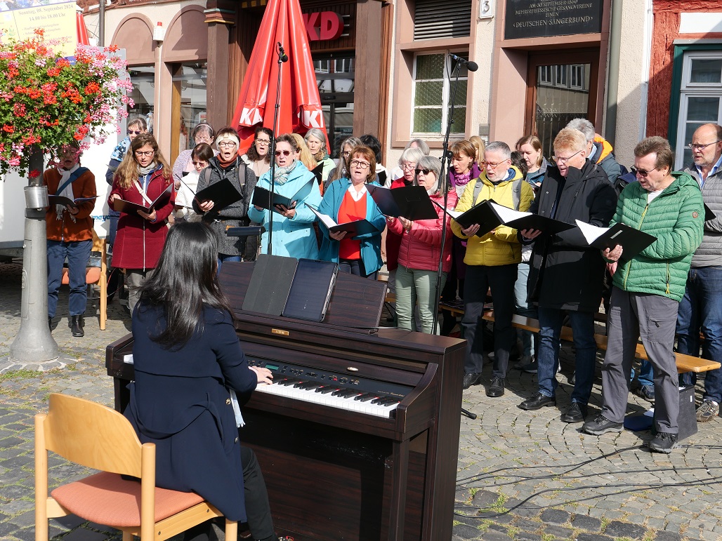 Erstmals sang ein gemeinsamer Projektchor mit Frauen und Männern aus allen vier Gemeinden. (c) Helmut Kipp