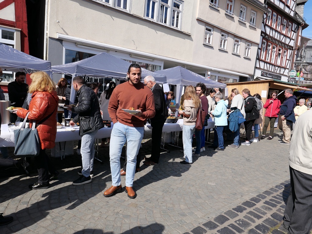 Lange Schlangen bildeten sich am Essensstand der orthodoxen Gemeinde. (c) Helmut Kipp