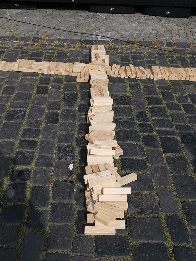 Ein Kreuz aus Holzklötzen legten die Gottesdienstbesucher gemeinsam vor dem Altarraum. (c) Helmut Kipp