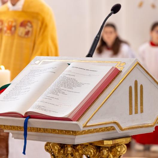 Bibel liegt aufgeschlagen auf Ambo in Kirche.