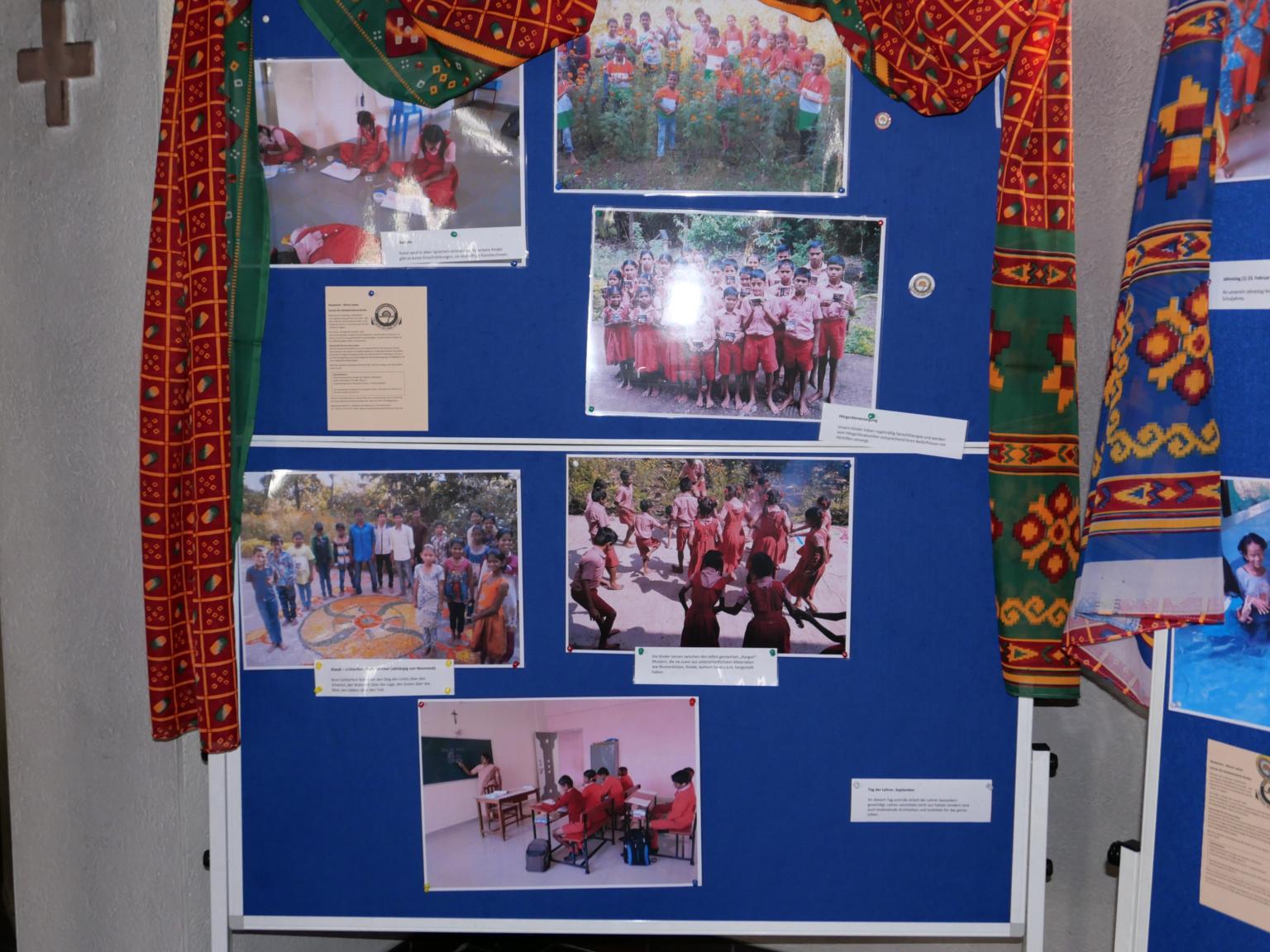 Mit Fotos wurden die Gottesdienstbesucher in St. Gottfried über das neue Hilfsprojekt Navjeevan-Schule informiert. (c) Stefanie Rieck