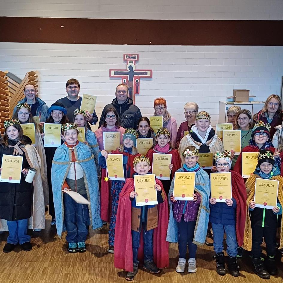 Die Kinder und Jugendlichen sammelten in Butzbach und seinen Ortsteilen 5552,49 Euro für das Kinderhilfswerk „Die Sternsinger“ und zeigen stolz ihre Sternsinger-Urkunden.