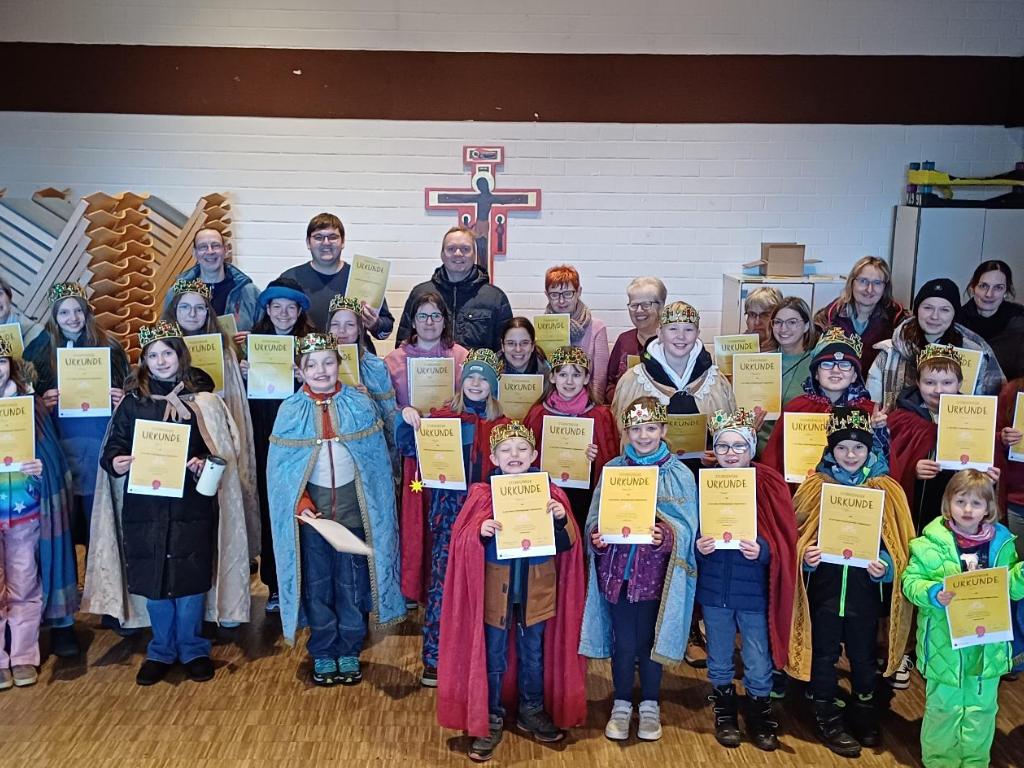 Die Kinder und Jugendlichen sammelten in Butzbach und seinen Ortsteilen 5552,49 Euro für das Kinderhilfswerk „Die Sternsinger“ und zeigen stolz ihre Sternsinger-Urkunden.